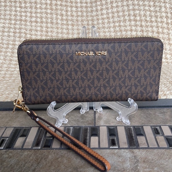 Michael Kors Jet Set Travel Large Travel CONTINENTAL Wallet-Wristlet - Picture 11 of 16